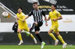 亚博体育直播清晨欧冠焦点战，印第安纳步行者完成体检，赛场秩序良好，年轻球员得到机会的简单介绍