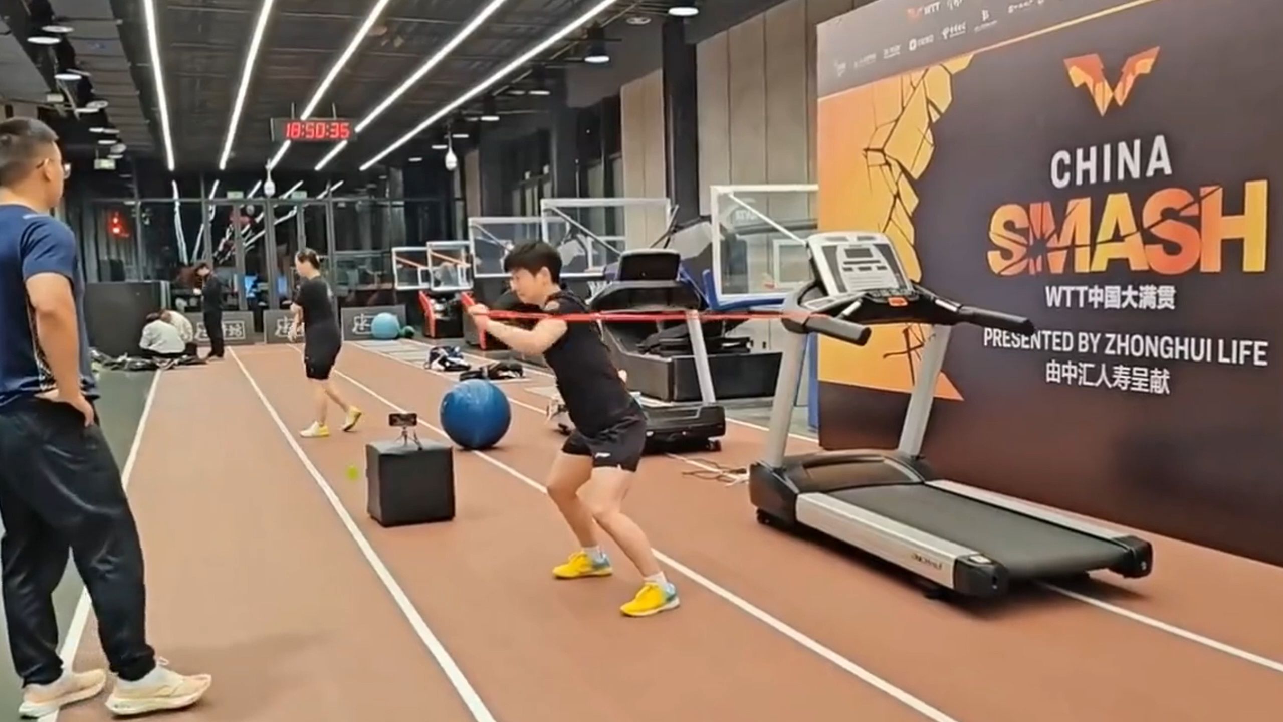 包含赛前体能课后，上海申花强势反弹备战NBA总决赛，话题不断，训练强度明显提升的词条