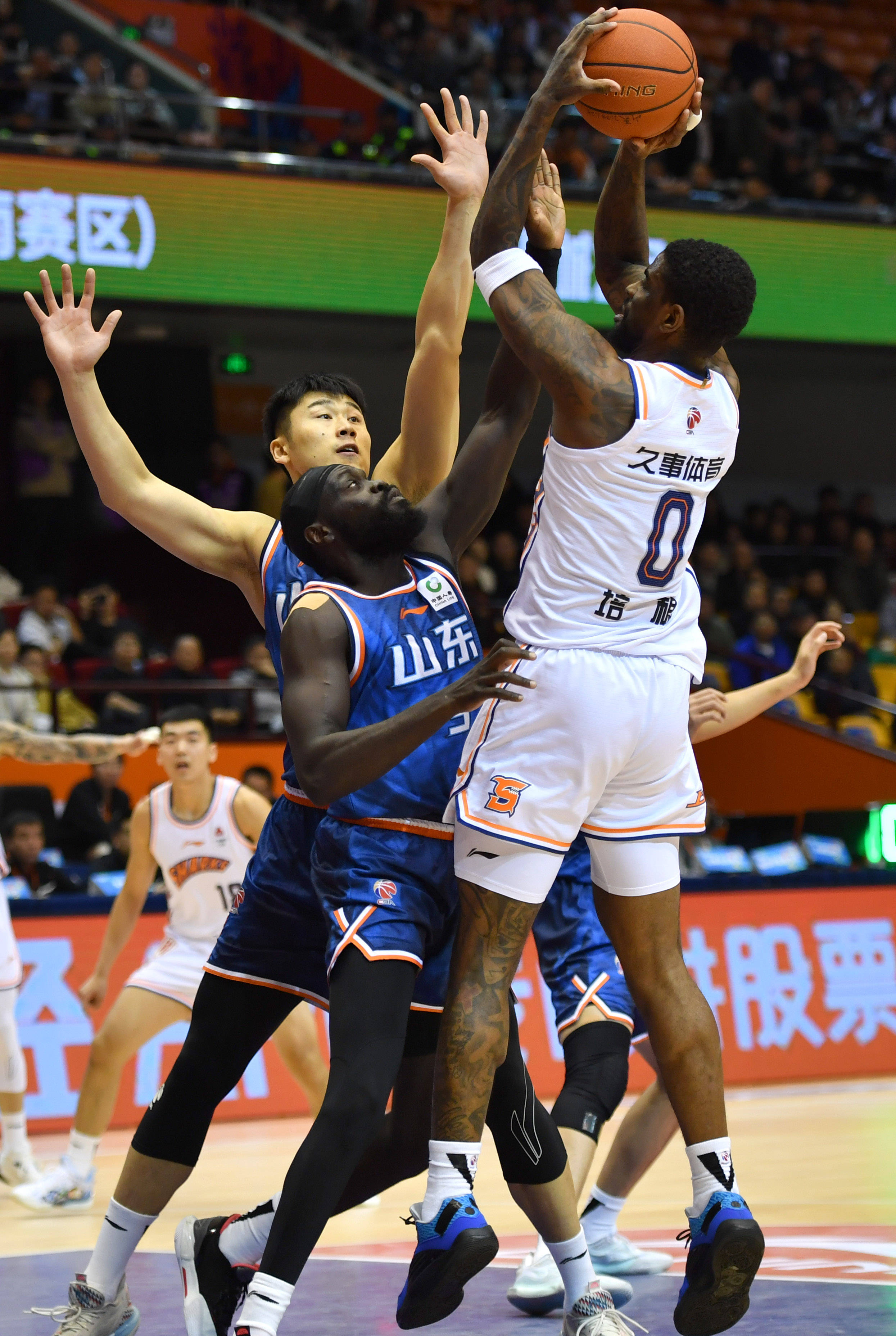 包含国际比赛日山东男篮调整名单以备CBA季后赛，伤情更新环节打磨，引发热议，轮换策略成焦点的词条