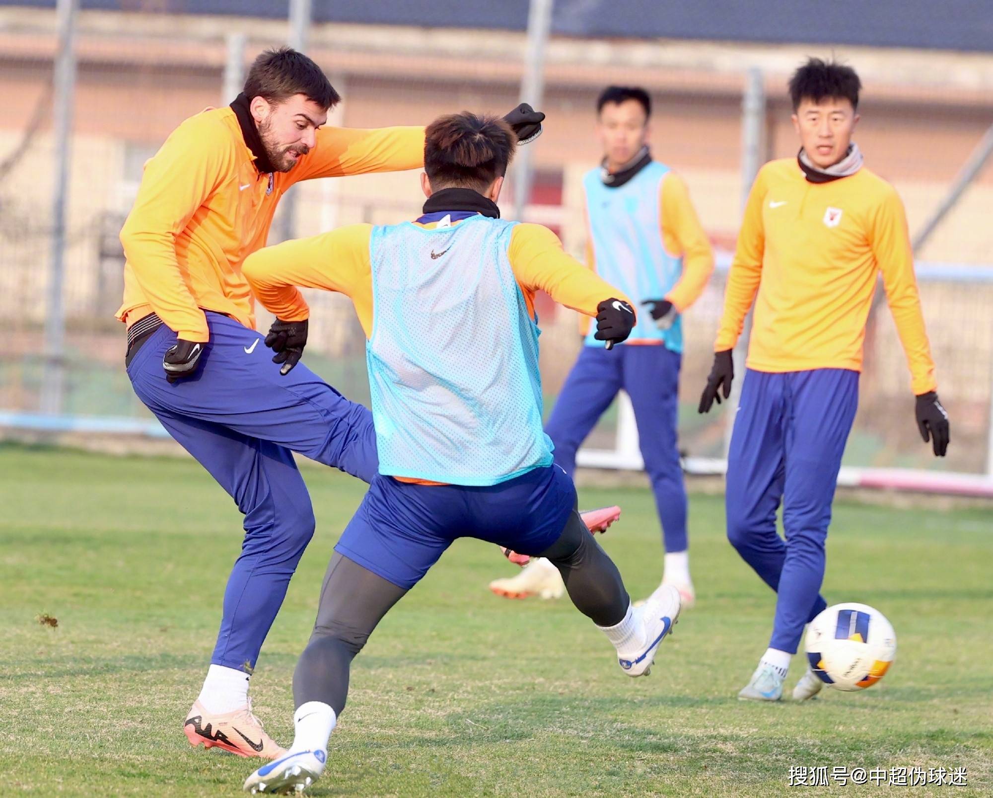 赛地聚焦——中超赛后热度飙升，广州队防线松动，气氛紧张，阵容厚度经受考验的简单介绍