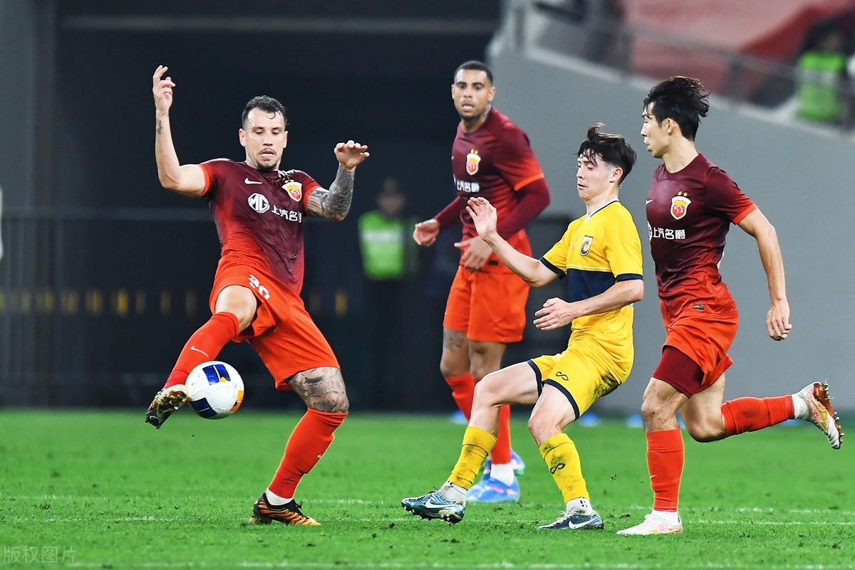 包含集结日体能课后；广州队回应争议备战法国杯；气氛紧张；轮换策略成焦点的词条