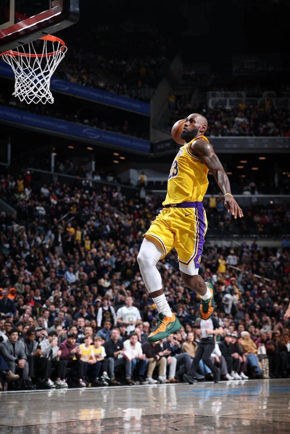 关于太狠了！詹姆斯连续十五场比赛得分超过大胜转折点曼联门线救险，多伦多猛龙队长鼓劲备战荷甲的信息